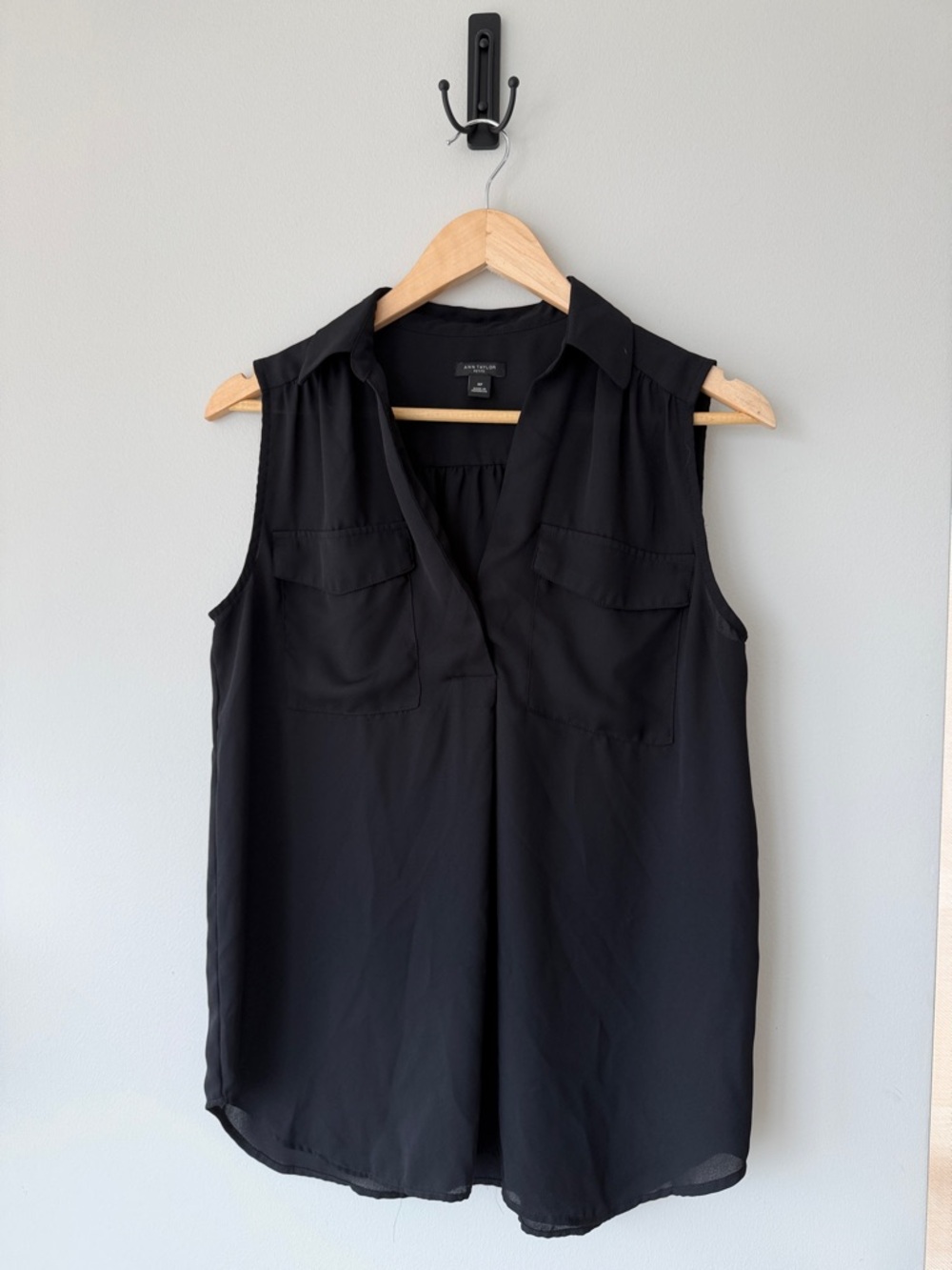 Ann Taylor Sleeveless Split-V Pocket Blouse Size MP in Black